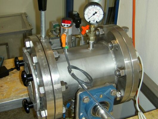 Catalyst compression test unit